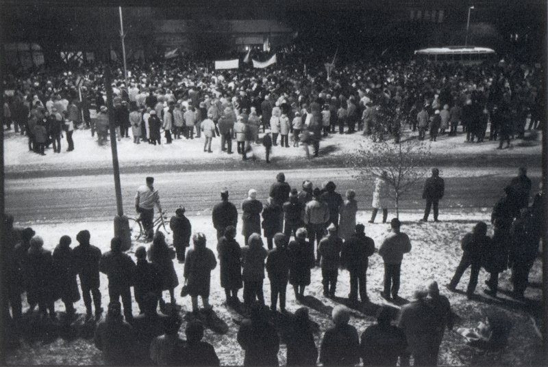 Krnov - setkání u divadla 26. 11. 1989